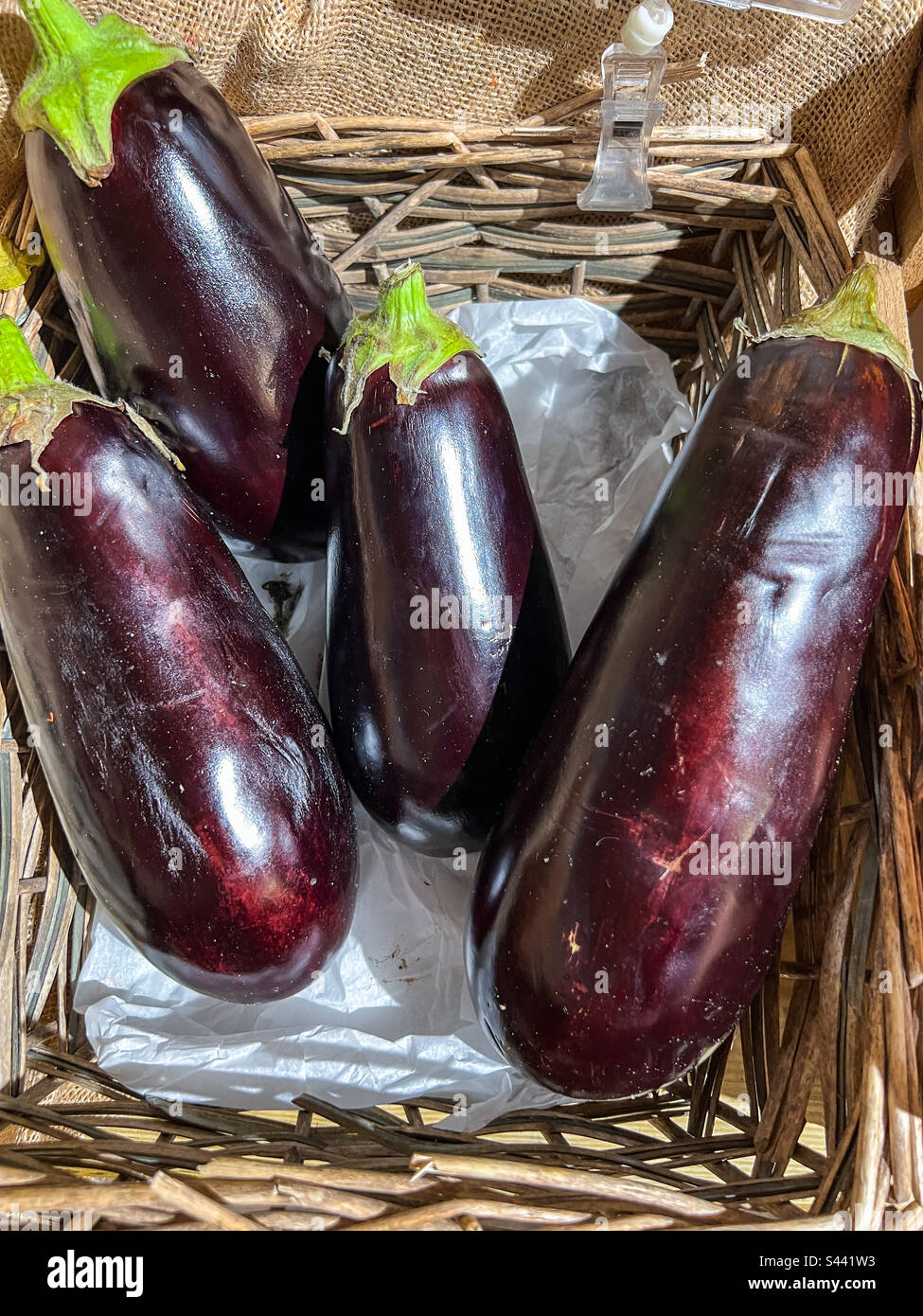 Große Auberginen im Korb Stockfoto