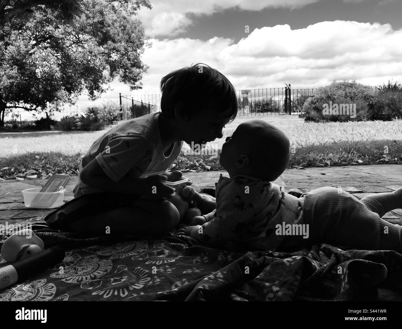 Liebe zu Bruder und Schwester auf dem Feld Stockfoto