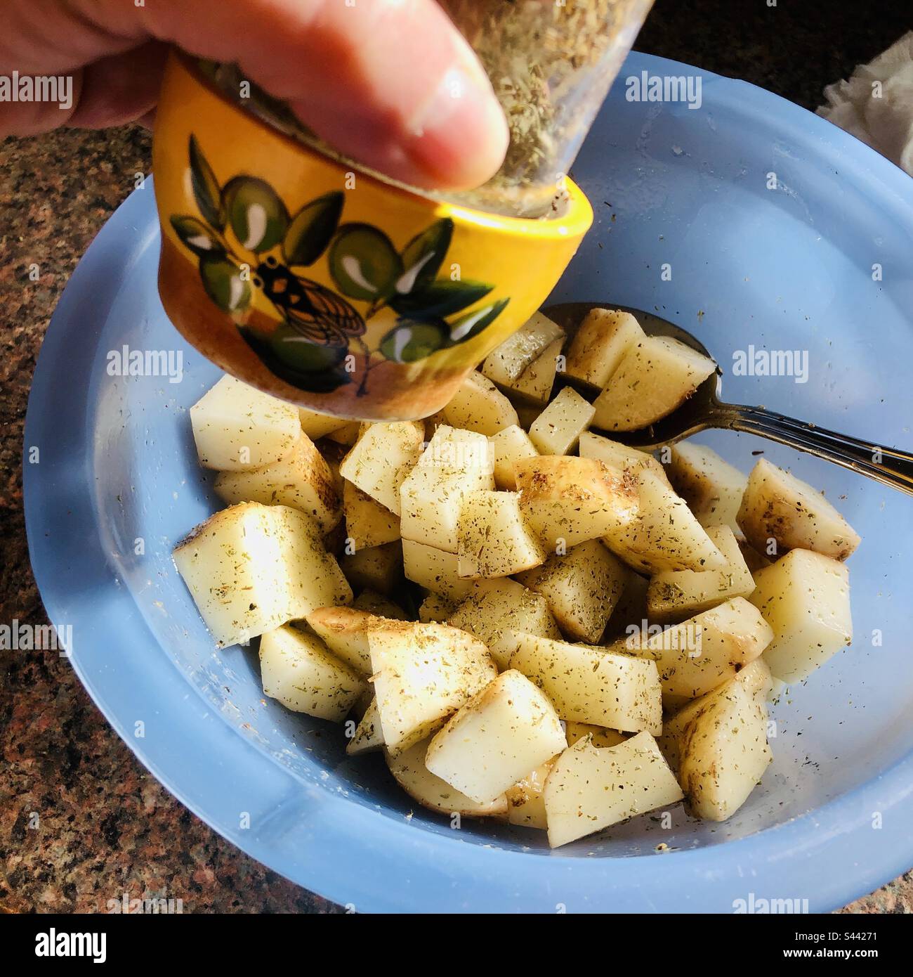 Würzkartoffeln mit kräutern der provence zur Rezeptzubereitung Stockfoto