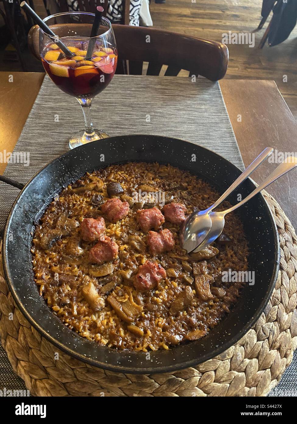 Butifarra (katalanische Wurst) Paella und Sangria in Güell Tapas, Barcelona, Cataluña, Spanien. April 2023. Stockfoto