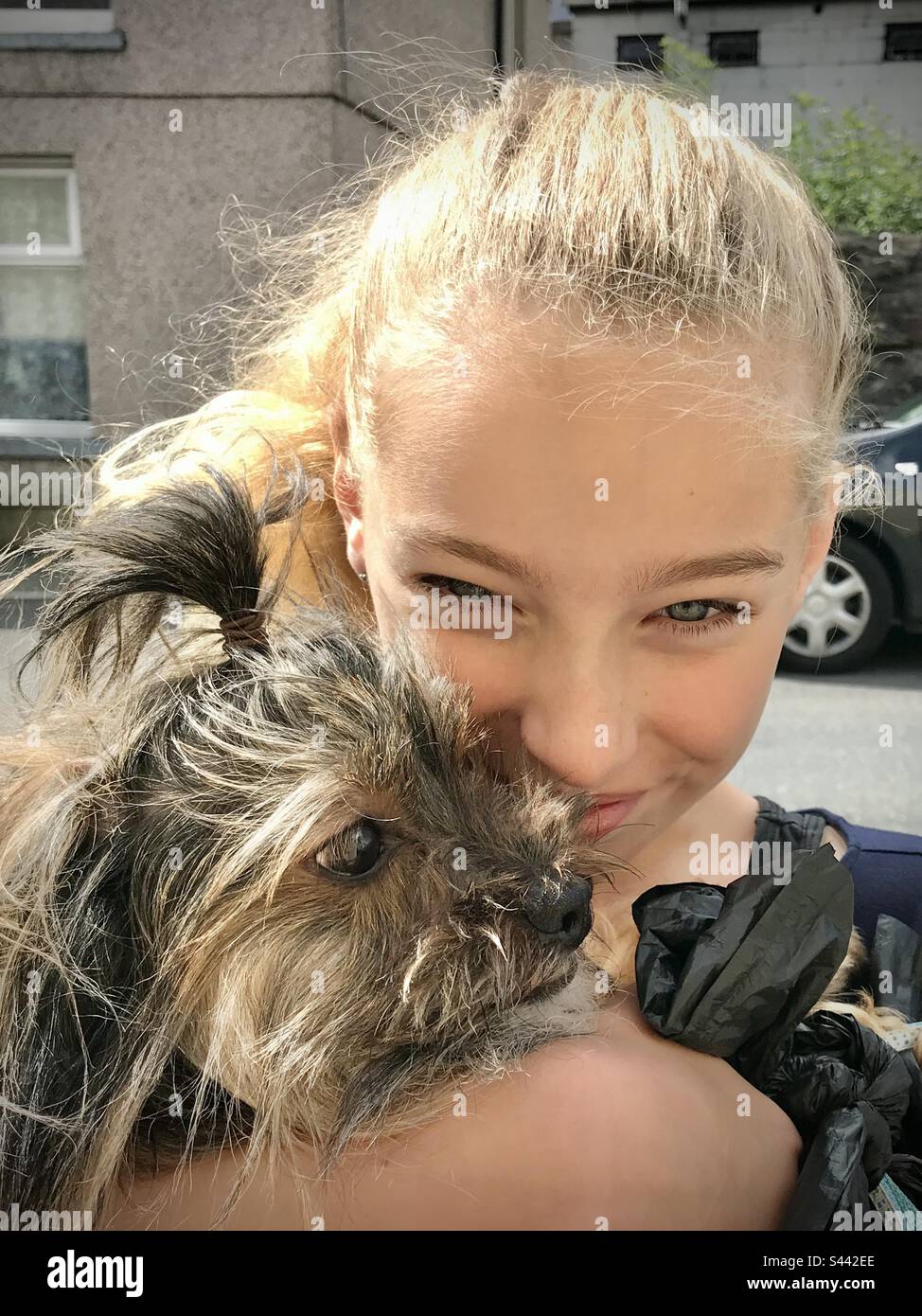 Ein süßes, junges 10-jähriges Mädchen posiert und umarmt ihren Hund Terrier glücklich lächelnder Hundefreund Stockfoto
