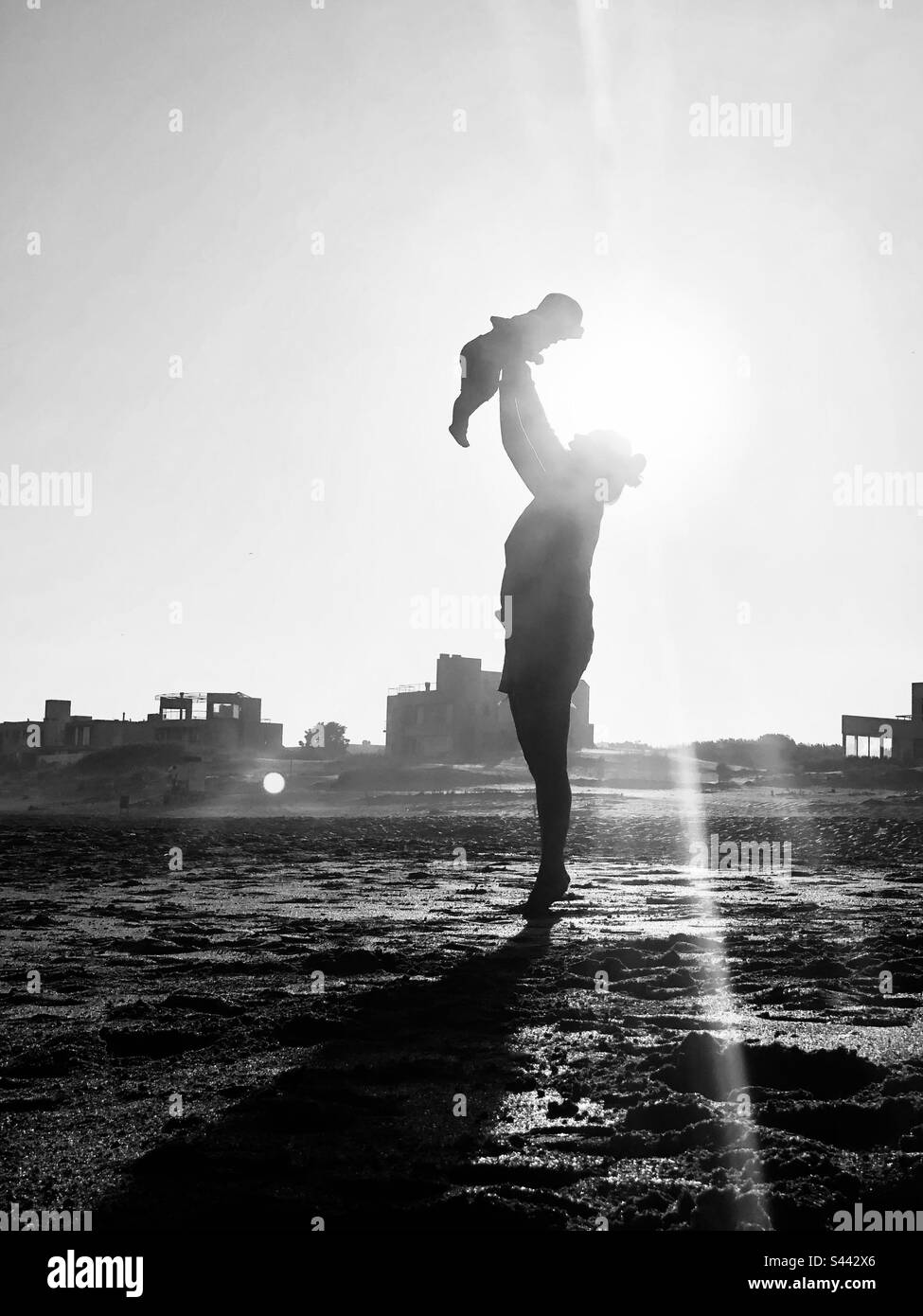 Mutter und Sohn am Strand Stockfoto