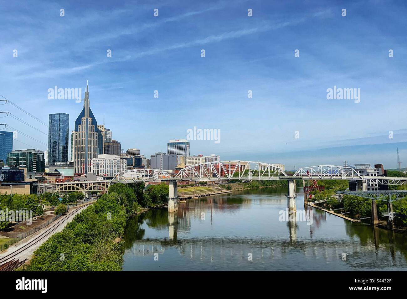 Blick auf die Skyline von Downtown Nashville und die Fußgängerbrücke John Seigenthaler - Smartphone-aufgenommenes Stockfoto