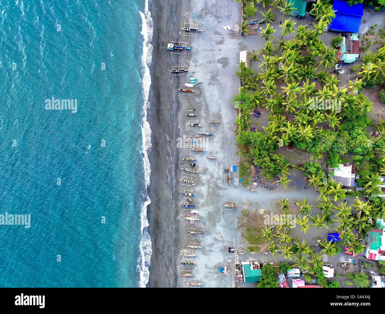 Strand und Boote auf der tropischen Seite von San Jose, Occidental Mindoro auf den Philippinen. Stockfoto
