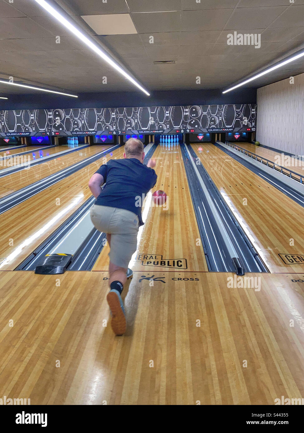 Mann beim Bowling in der General Public Bowling Alley Dingley Village Victoria Australia Stockfoto