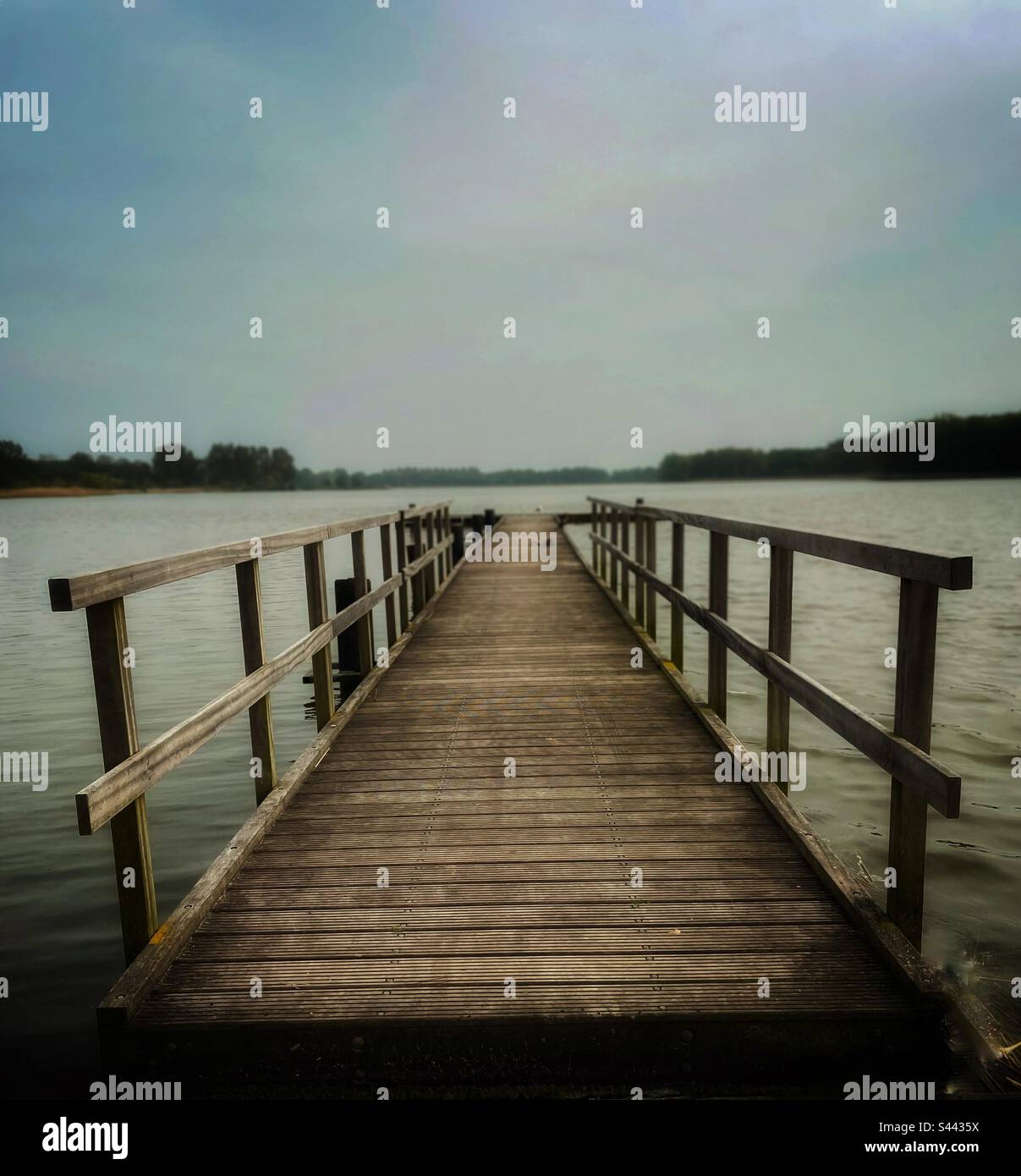 Kühle und ruhige Wasserwellen und das bewölkte Wetter Stockfoto