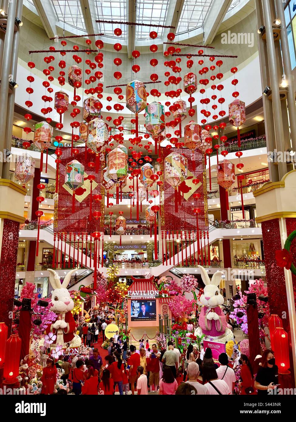 Shoppingfans im Einkaufszentrum Pavilion in Kuala Lumpur, das mit Dekorationen zum chinesischen Neujahr im Jahr des Hasen dekoriert ist Stockfoto