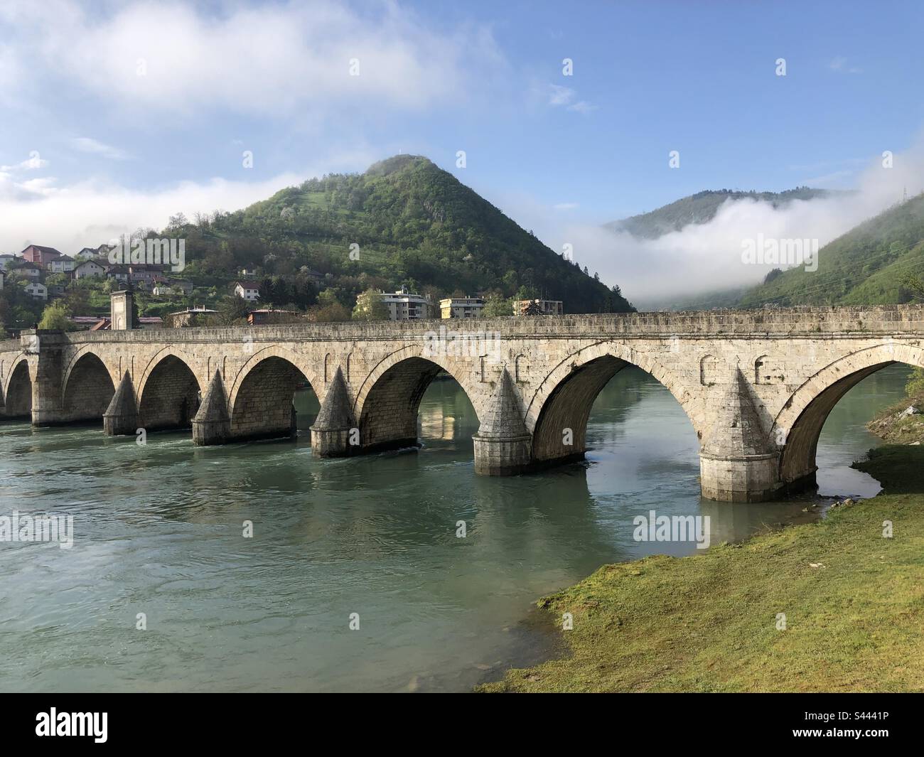 Alte Brücke, wunderschön, Hintergrund, Himmel, Stein, Wolken, Zaun, Pfad, Promenade, Flagge, Bosnien und Herzegowina, Višegrad, Stockfoto