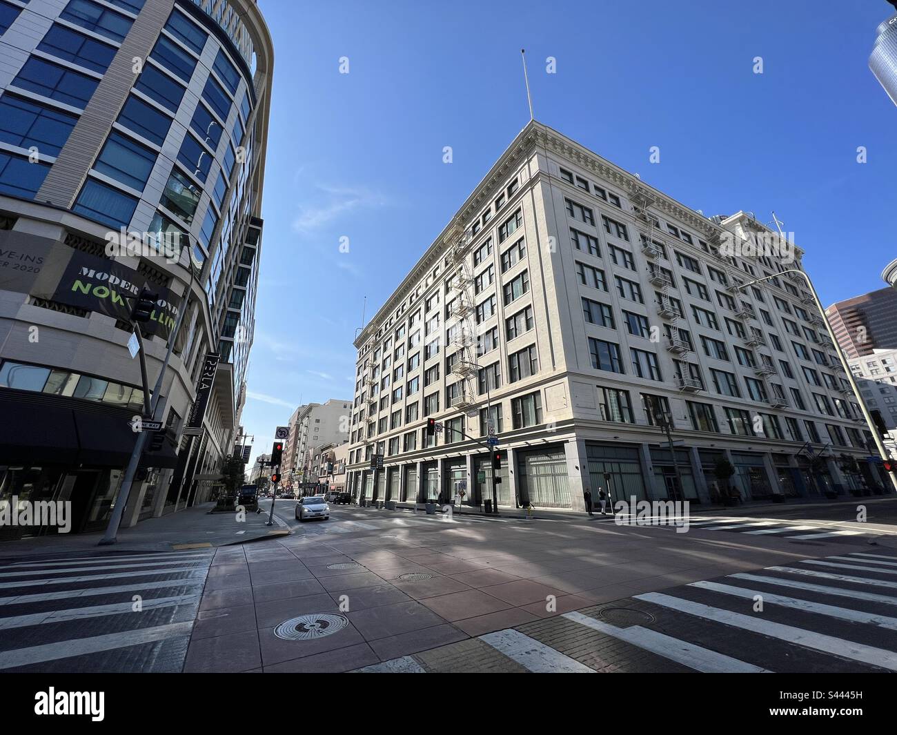 LOS ANGELES, CA, DEZEMBER 2022: Neue und alte Apartmentgebäude an der Kreuzung von 4. Street und Broadway in Downtown Stockfoto