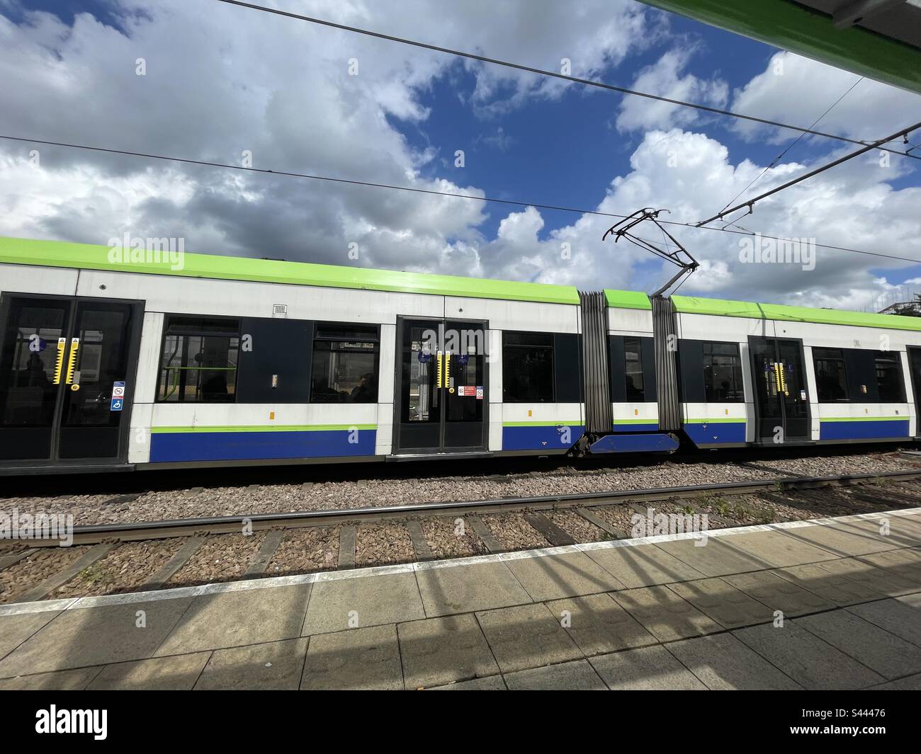 Die Straßenbahn hält an der Haltestelle Waddon Marsh in Croydon. Stockfoto