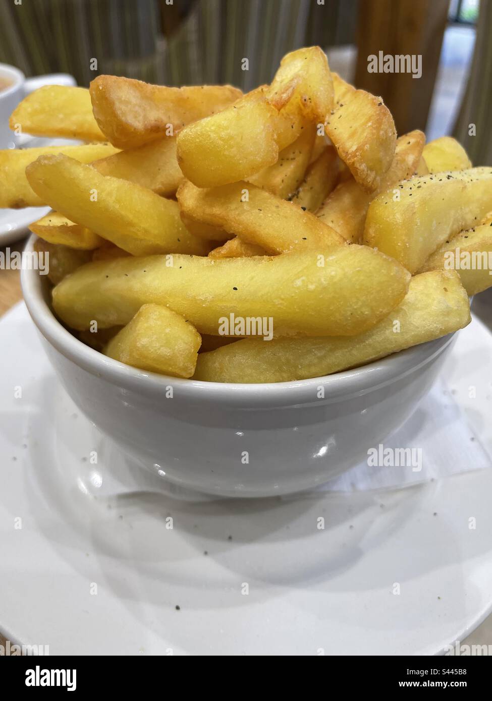 Eine leckere Schüssel knusprige Chips - Smartphone-aufgenommenes Stockfoto