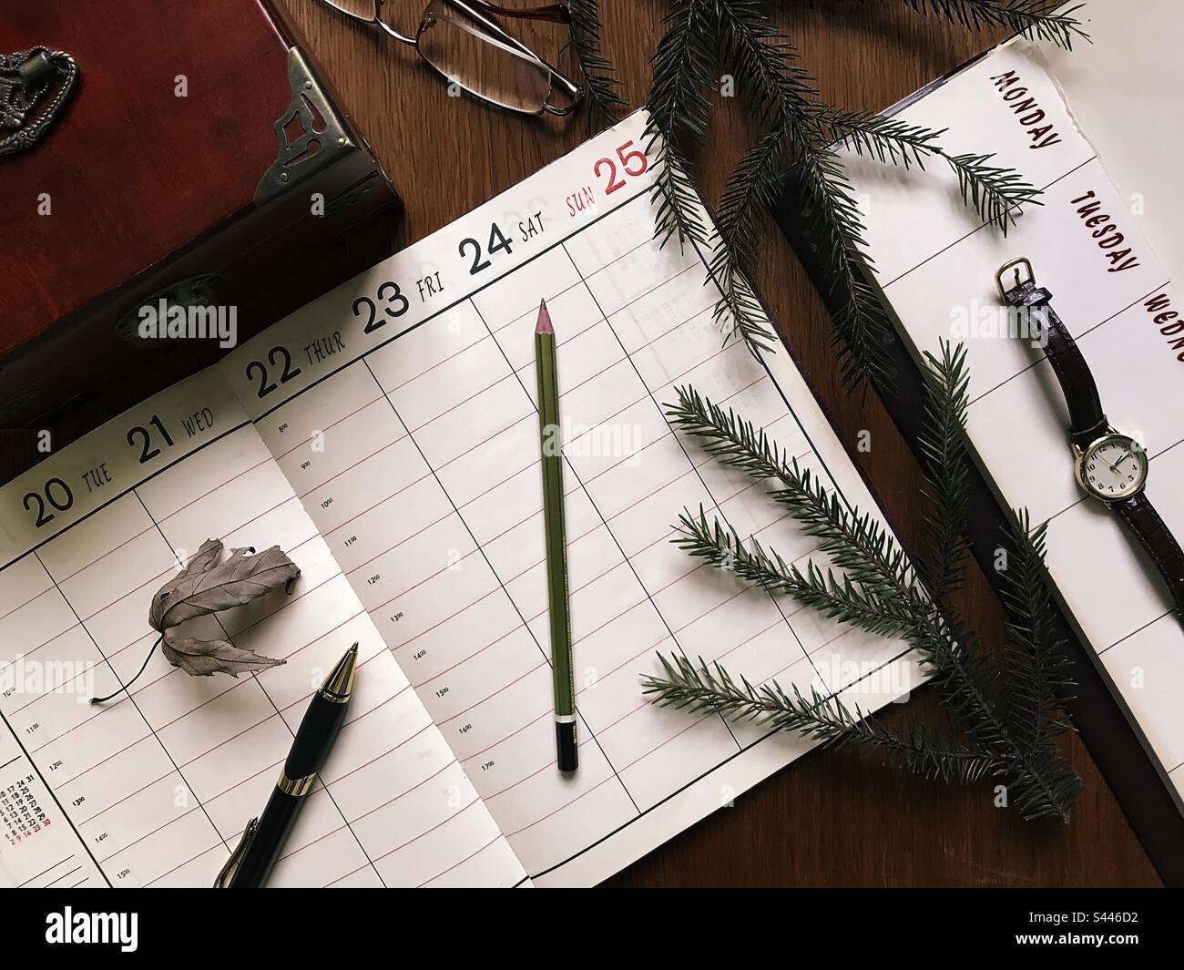 Arbeitsbereich mit Kalender Stockfoto