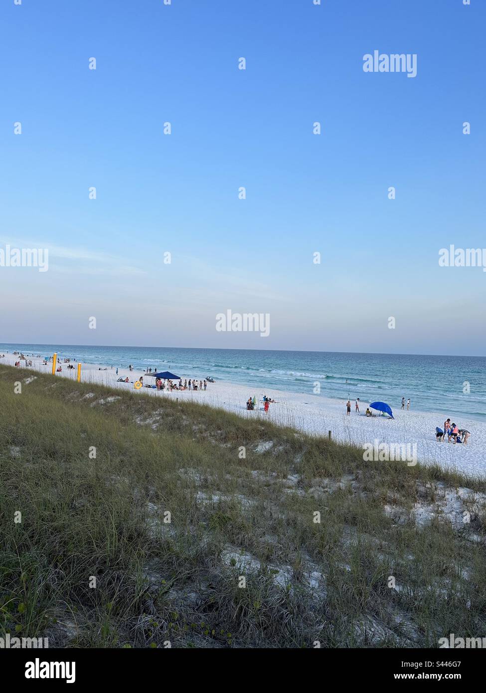 Mai 2023 Miramar Beach Florida USA Uferblick auf Touristen am Strand Stockfoto