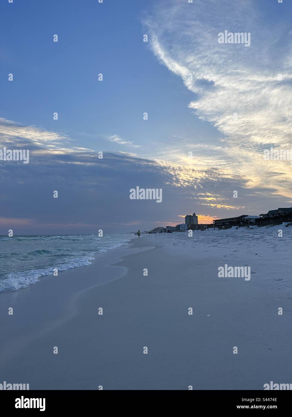 Sonnenuntergang über dem weißen Sandstrand mit Pfanngriff in Florida Stockfoto