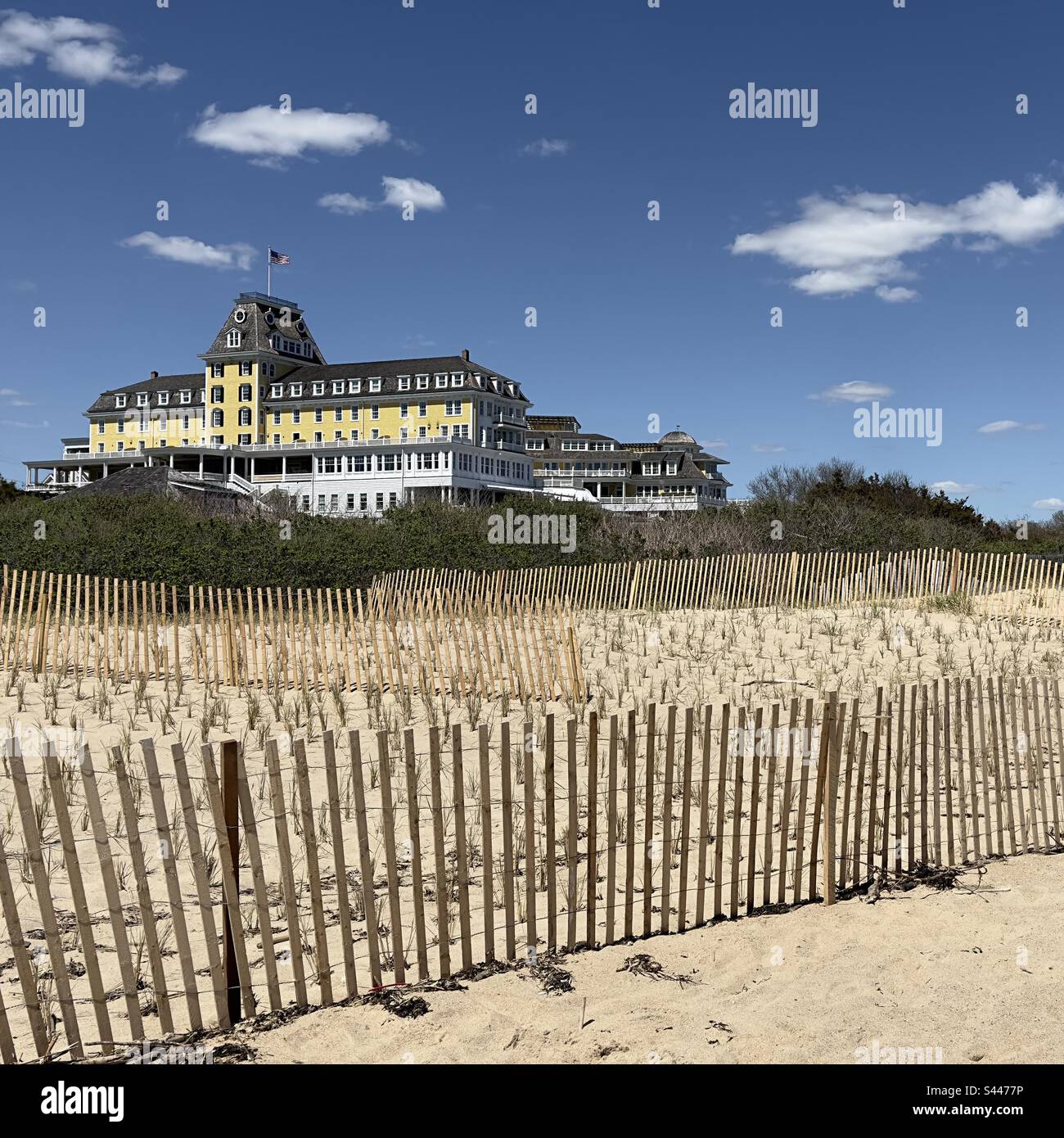 Watch Hill, Rhode Island, USA: Blick auf das Ocean House Hotel vom Strand mit Holzzaun rund um die Dünen. Stockfoto