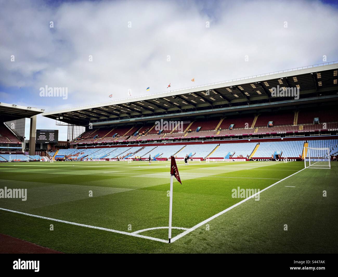 Ein allgemeiner Blick auf den Villa Park, Heimat des Aston Villa Football Clubs in Birmingham, England. Aston Villa spielt in der englischen Premier League. Stockfoto