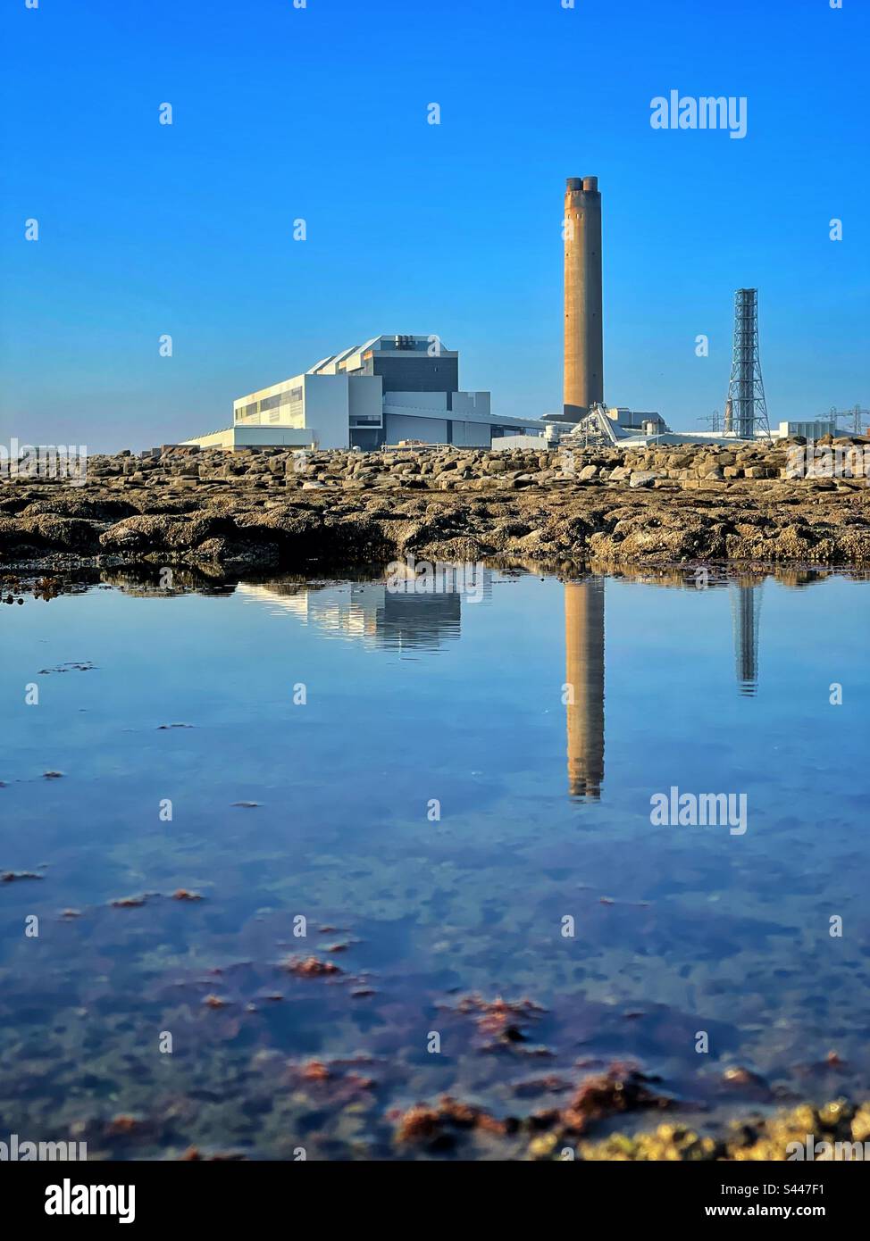 Kohlekraftwerk Aberthaw (jetzt stillgelegt), Aberthaw, Südwales, Mai 2023. Reflektiert in einem Rockpool. Stockfoto
