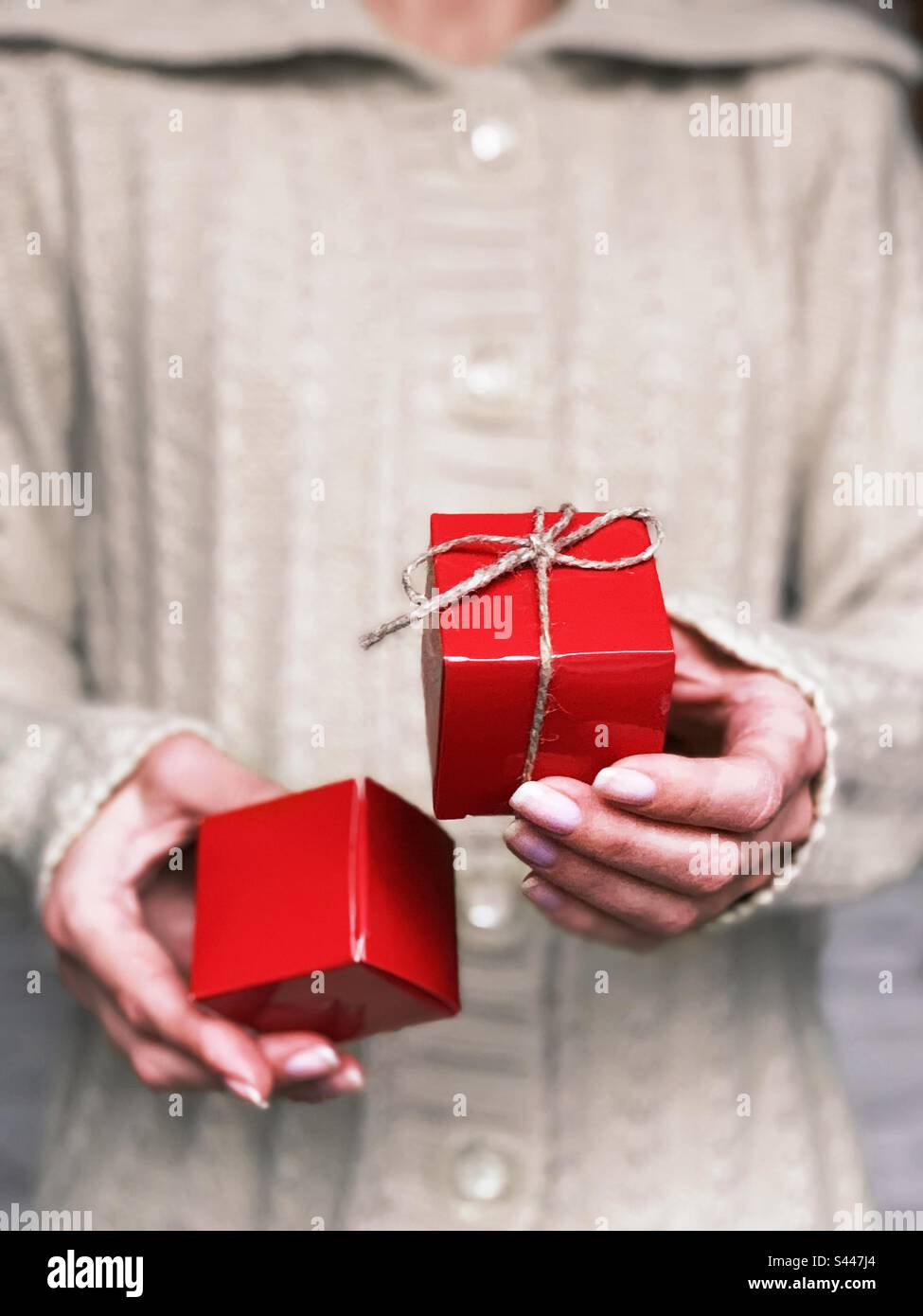 Roter Geschenkbox - Smartphone-aufgenommenes Stockfoto