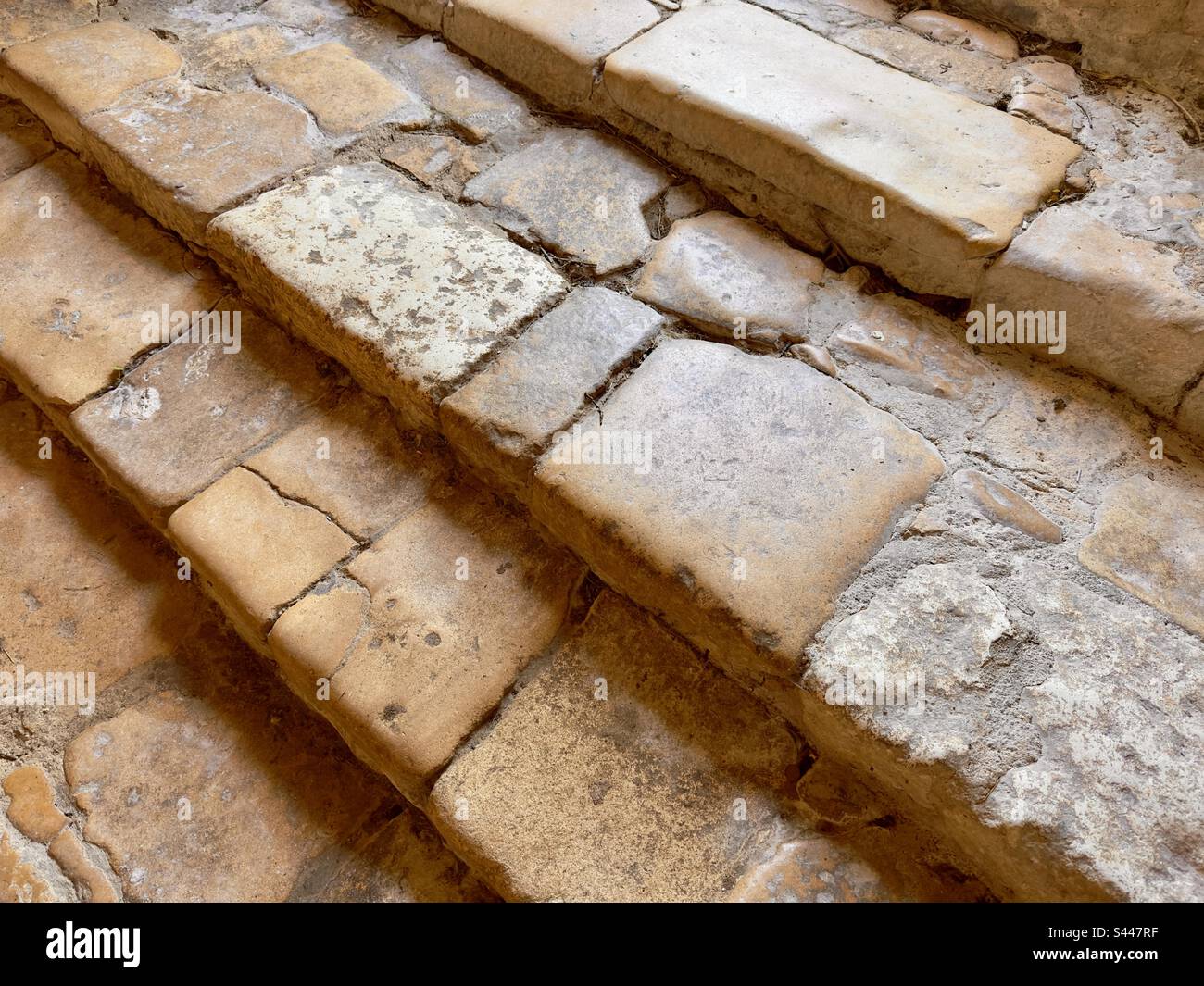 Abgenutzte Steintreppen in einer Kirche in Südfrankreich Stockfoto