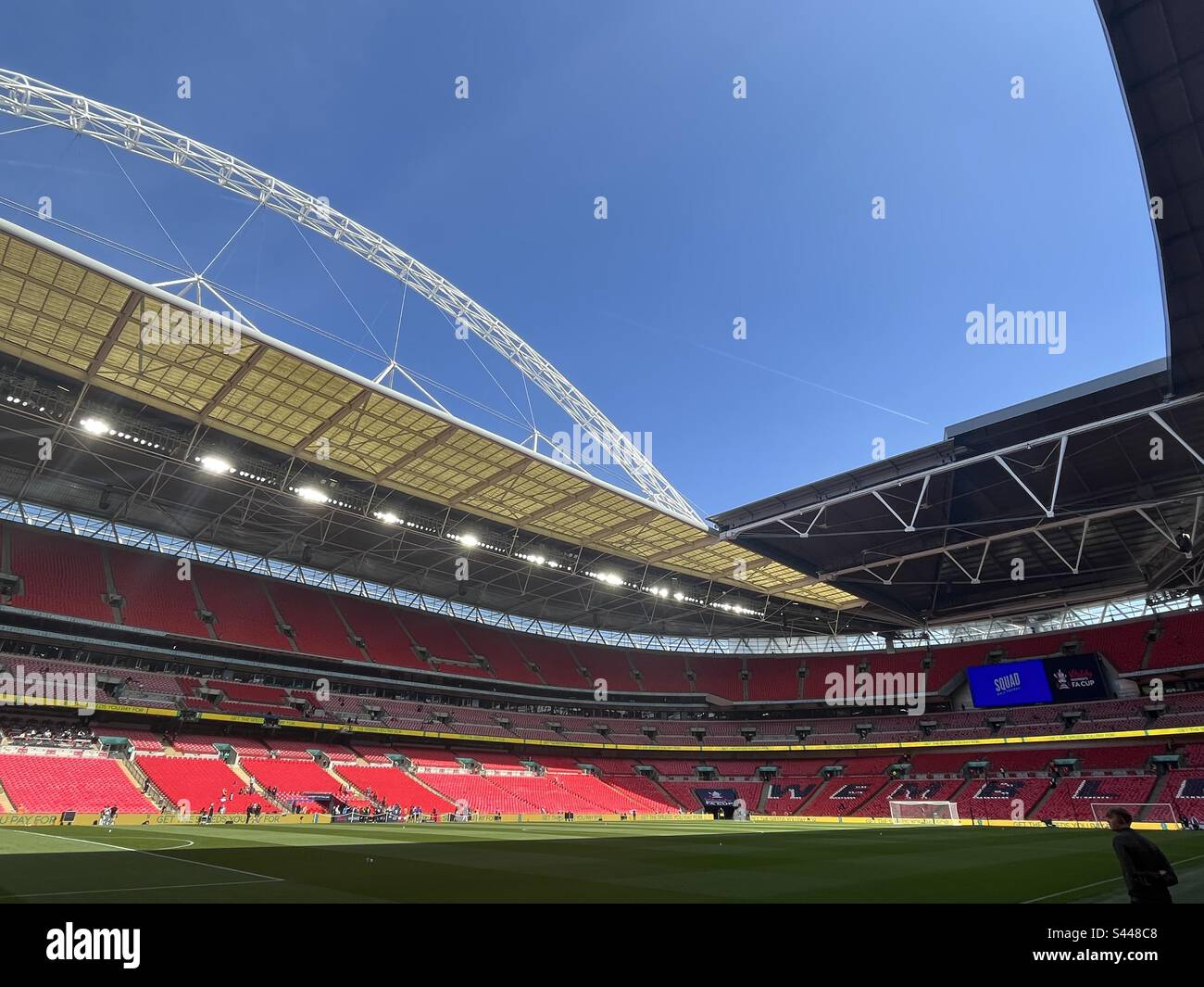 Allgemeiner Überblick über den Fußballplatz im Wembley-Stadion in London, England. Stockfoto