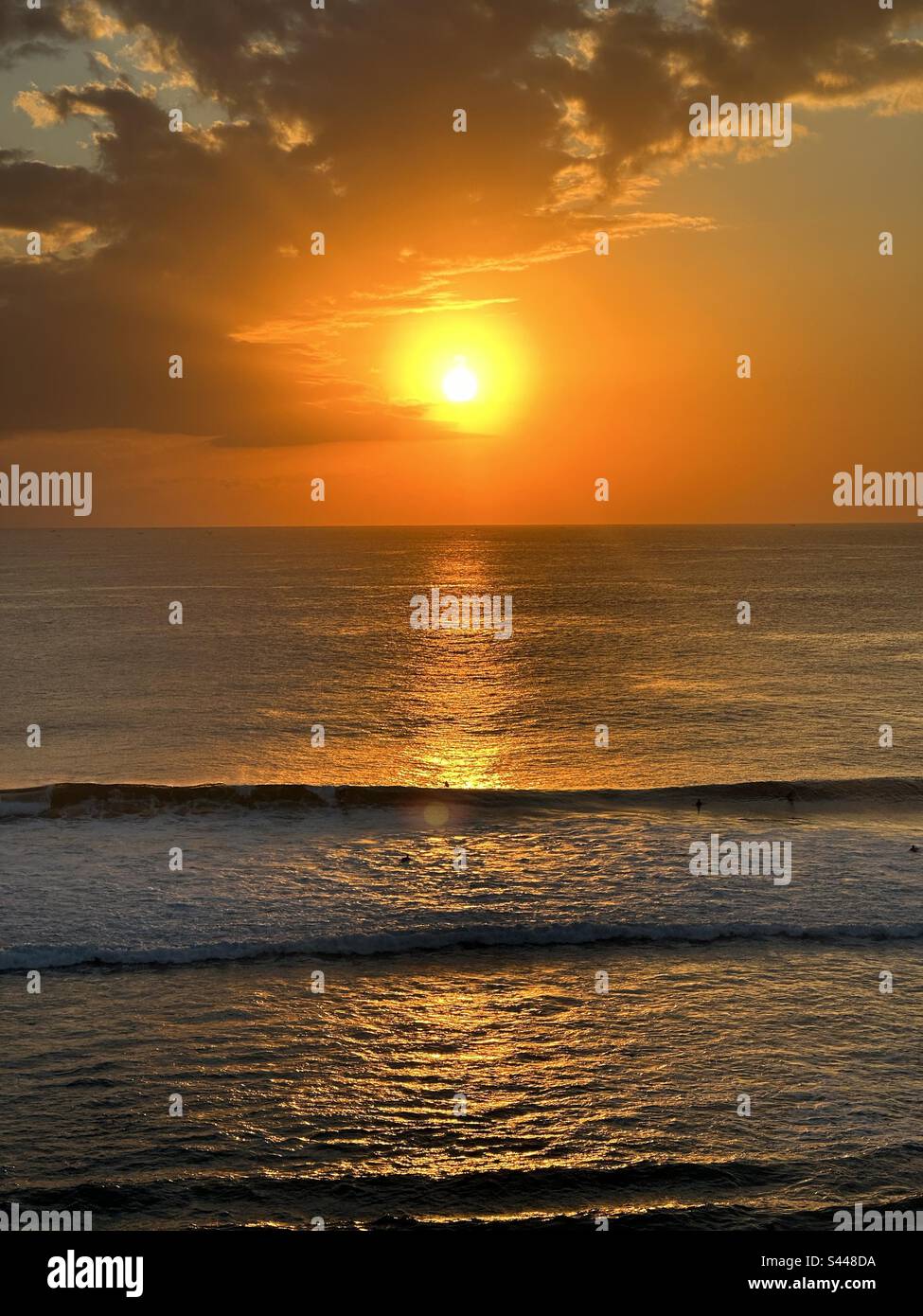 Goldener tropischer Sonnenuntergang im Mai auf Bali Stockfoto