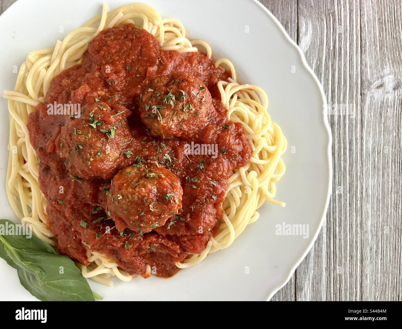 Spaghetti und Fleischbällchen auf einem weißen Teller mit Blick von oben Stockfoto