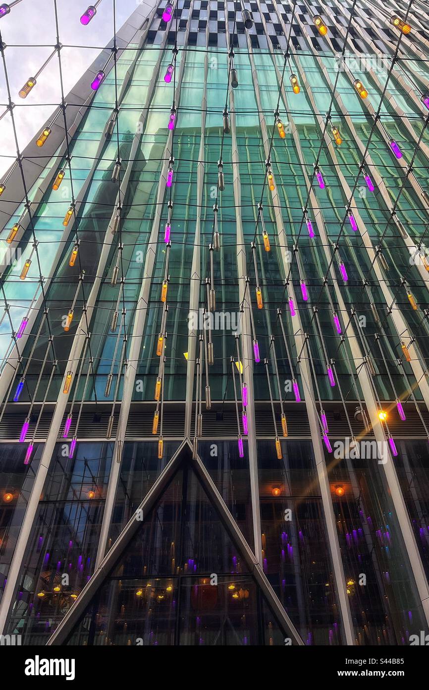 Lichter, die über die hohen Türme am Sir Simon Milton Square in Victoria, London SW1, gespannt sind Stockfoto