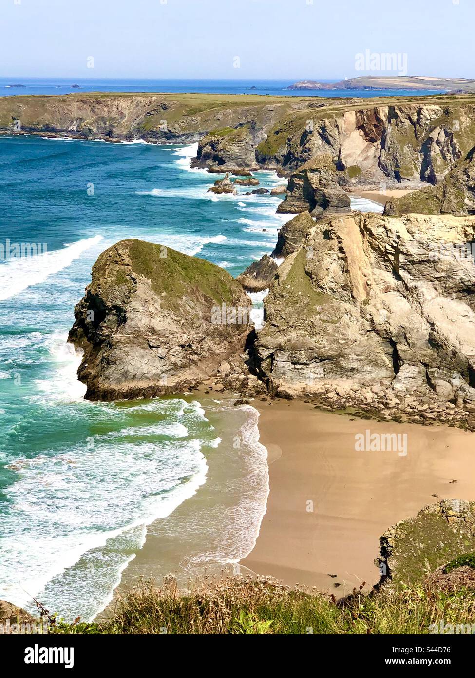 Bedruthen Treppen an der spektakulären Atlantikküste von North Cornwall, Cornwall, England, Großbritannien - Smartphone-aufgenommenes Stockfoto
