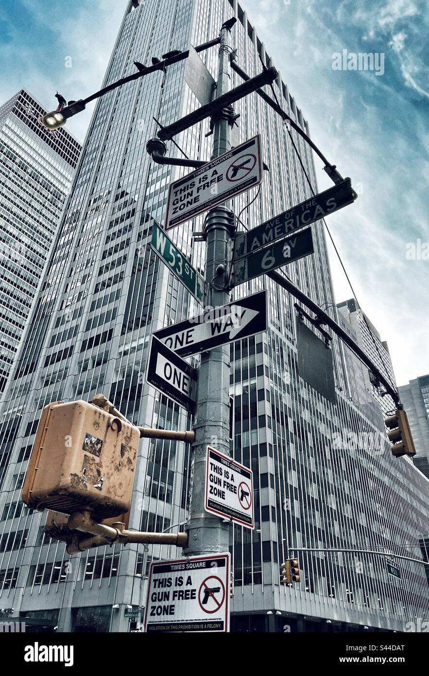 Ausschilderung zur New York Street auf der 6. Avenue Stockfoto