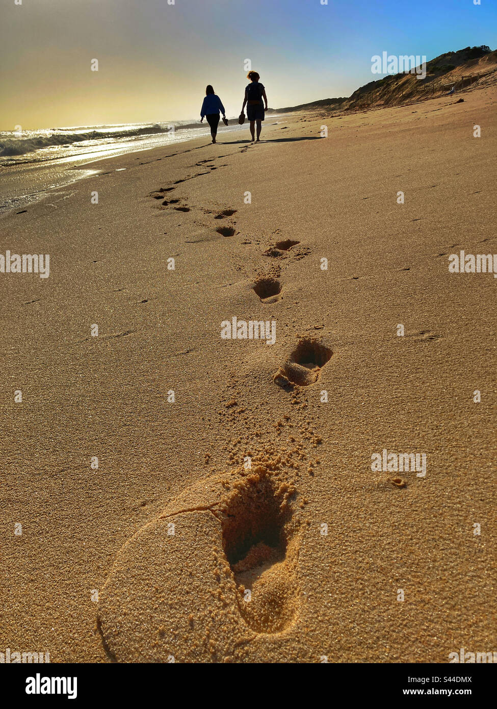 Zwei Frauen, die auf St. Andrews Beach, Mornington Peninsula, Victoria, Australien, spazieren Stockfoto