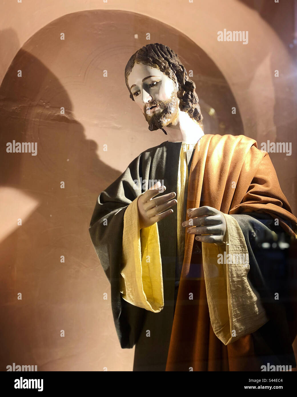 Eine Skulptur des Heiligen Joseph oder San Jose schmückt die Basilica de Nuestra Señora de los Dolores de Soriano en Colon, Queretaro, Mexiko - Smartphone-aufgenommenes Stockfoto