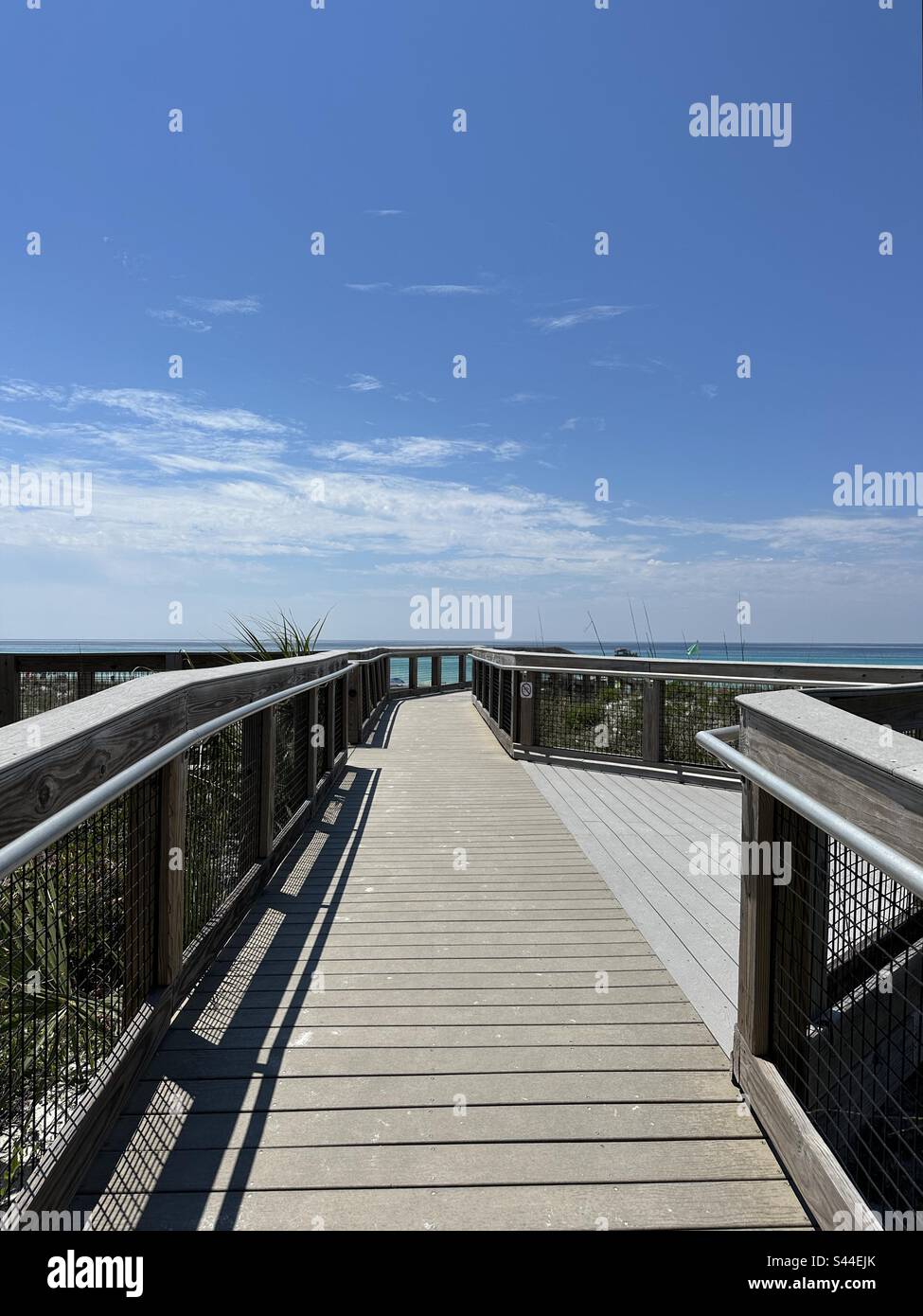 Fußweg zum Strand im Henderson Beach State Park Destin, Florida Stockfoto
