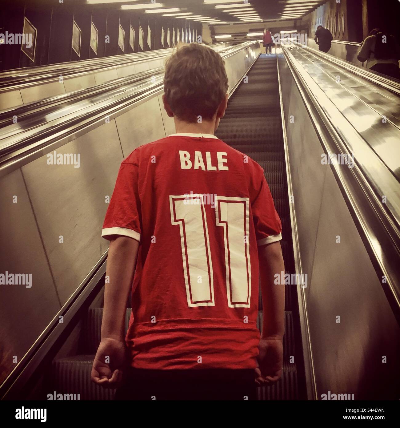 Ein junger Fußballfan auf der U-Bahn-Rolltreppe in einem Wales-Trikot Nummer 11 von Gareth Bale Wales, der zu einem internationalen Spiel in Stockholm geht Stockfoto