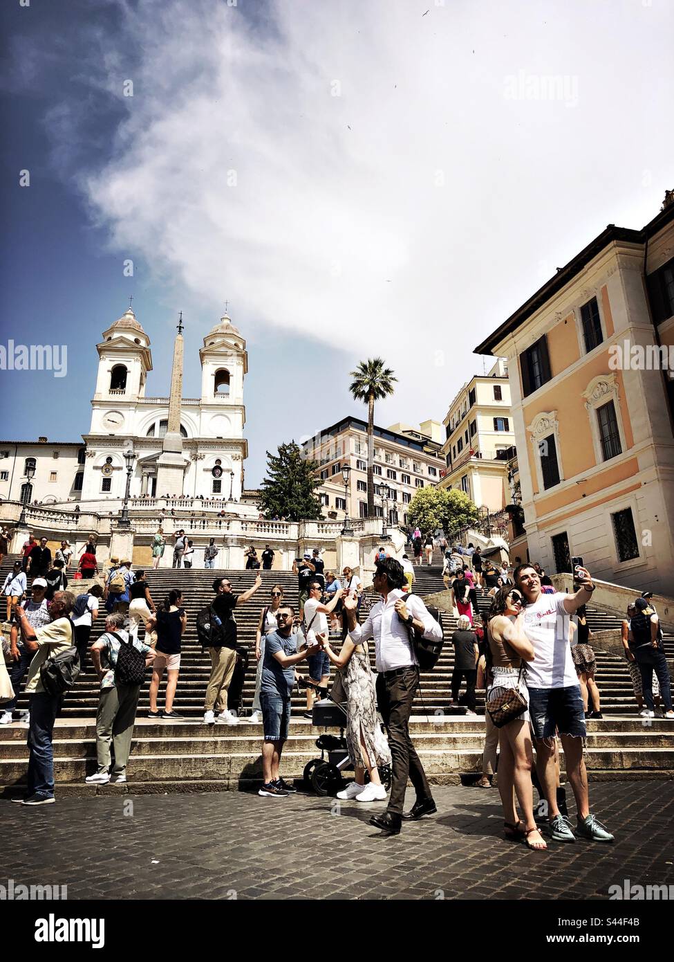 Touristen rund um die Spanische Treppe in Rom, Italien - Smartphone-aufgenommenes Stockfoto