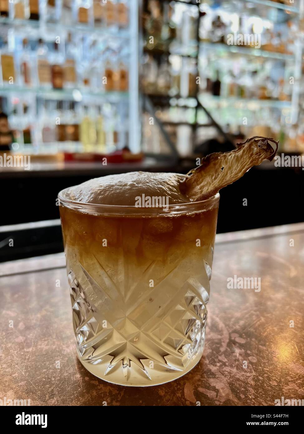 Perfekter Mai-Tai-Cocktail in der wunderschönen Glasregal-Bar in Seattle. Stockfoto