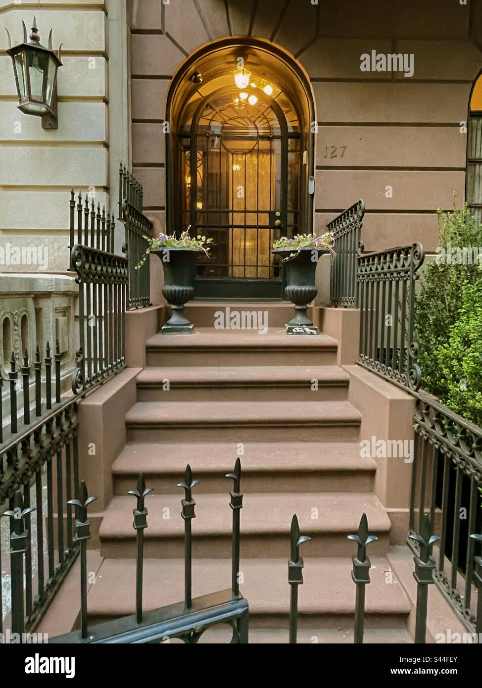 Das historische Sandsteingebäude Murray Hill in Manhattan, 2023, New York City, USA, ist ein einladendes Viertel mit einladenden Haustüren und Stufen - Smartphone-aufgenommenes Stockfoto