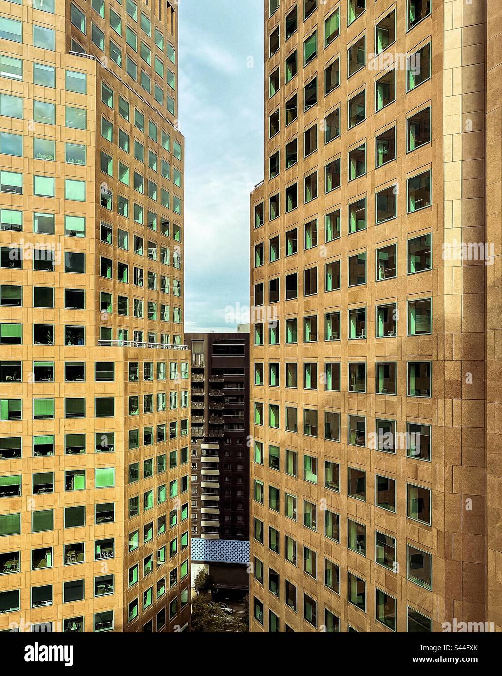 Zwei Turmblöcke vor dem blauen Himmel in der Stadt bei Sonnenuntergang in Melbourne, Victoria, Australien. - Smartphone-aufgenommenes Stockfoto