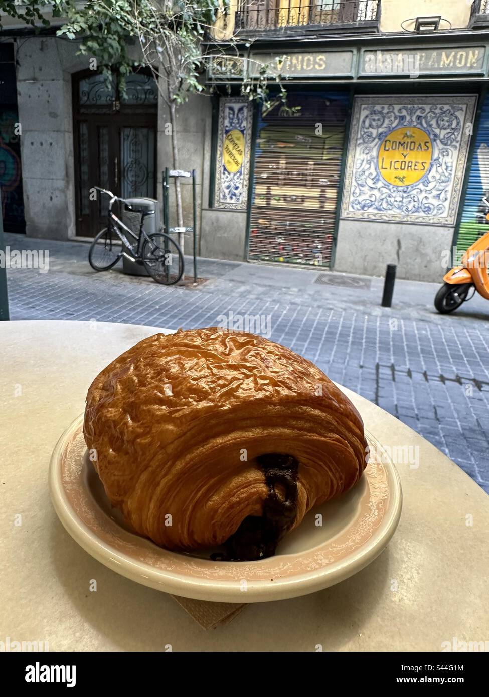 Pain Au Chocolat in einem Café in Madrid Stockfoto