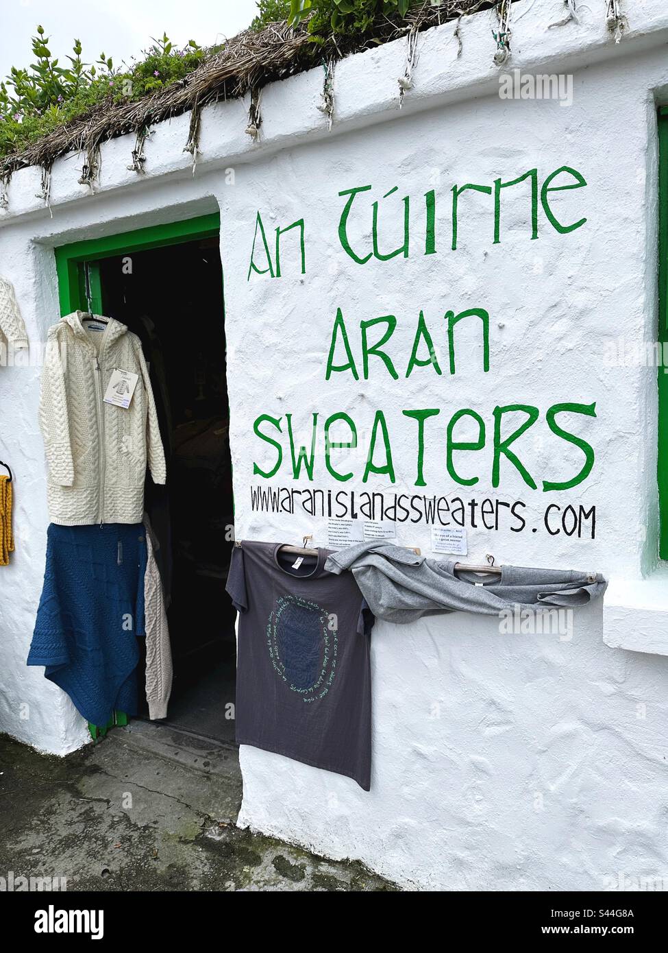 Ein Laden, der Arsn-Pullover auf Inishmore auf den Aran-Inseln in Irland verkauft. Stockfoto