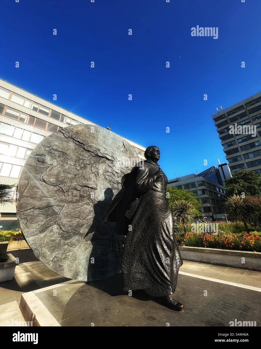 Schwester, Mary Seacole 1805–1881 ist in Bronze gegossen; der Bildhauer Martin Jennings hat Seacole in Bewegung dargestellt, die sich trotzig vorwärts bewegt. Befindet sich auf dem Gelände des St. Thomas's Hospital Perspektive Stockfoto