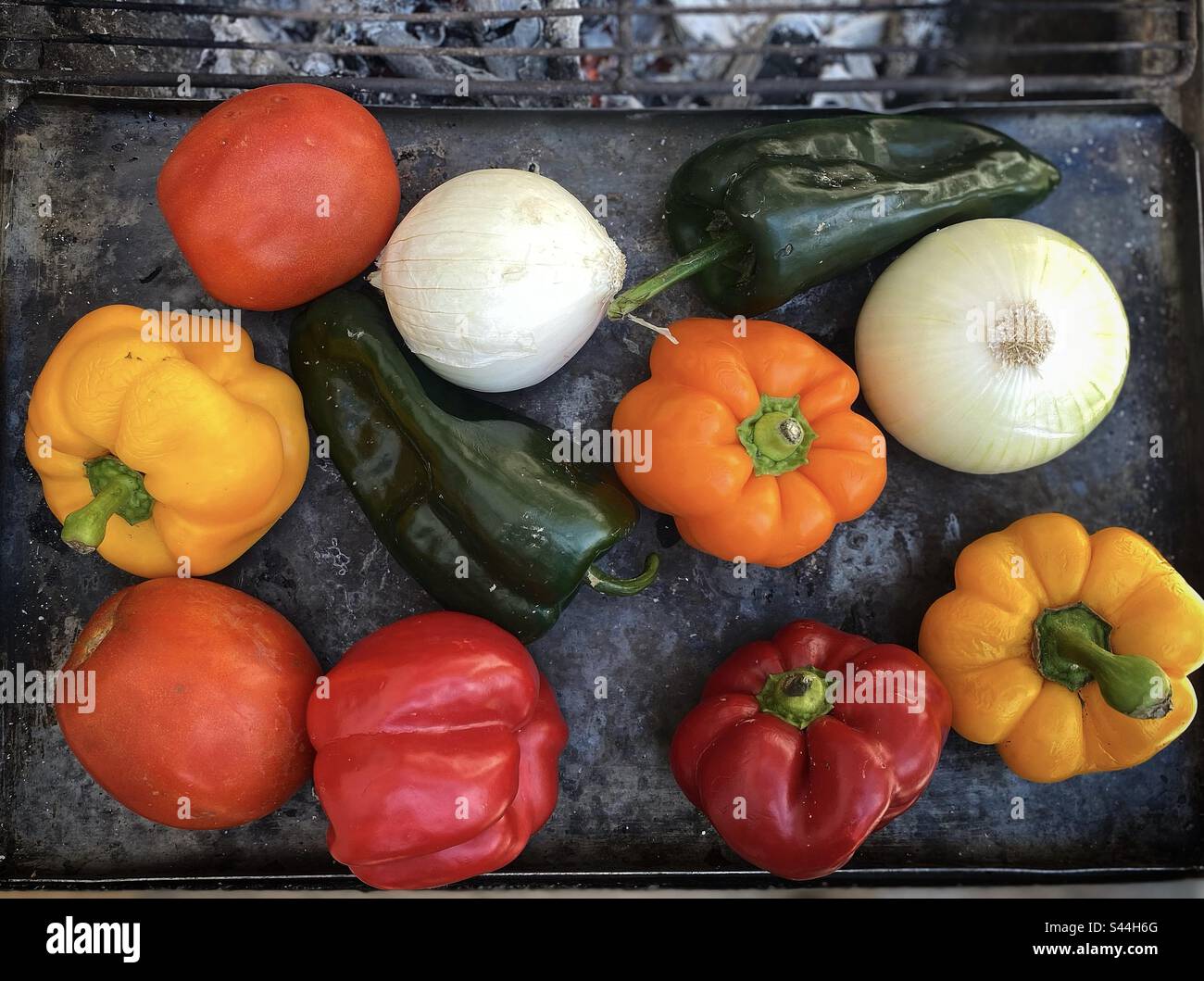 Rote Tomaten, Zwiebeln, gelbe, orangefarbene und rote Gemüsepaprika zum Grillen in Queretaro, Mexiko Stockfoto