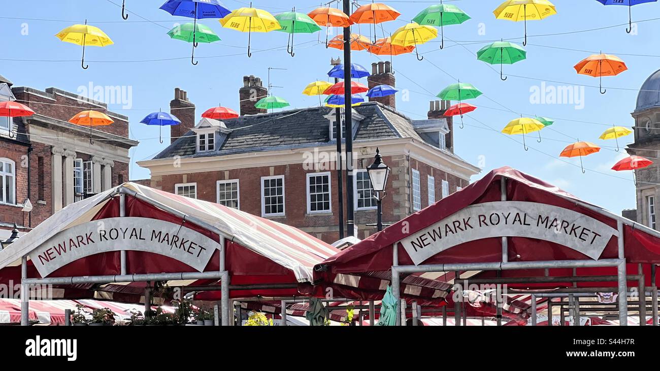 Newark Markt mit hängenden Sonnenschirmen über dem Markt Stockfoto