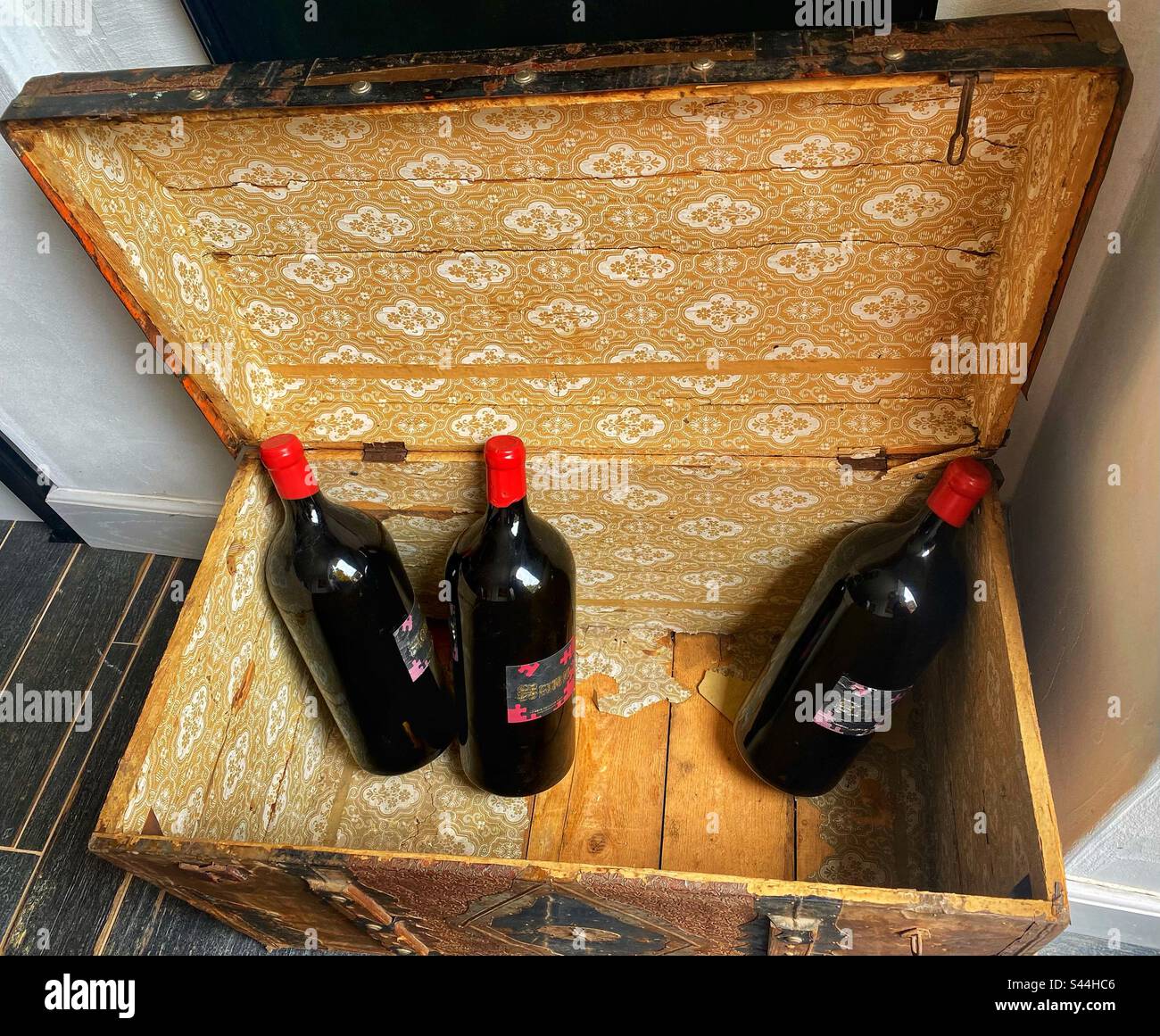 Große Flaschen Wein. Nessebar. Bulgarien. Stockfoto