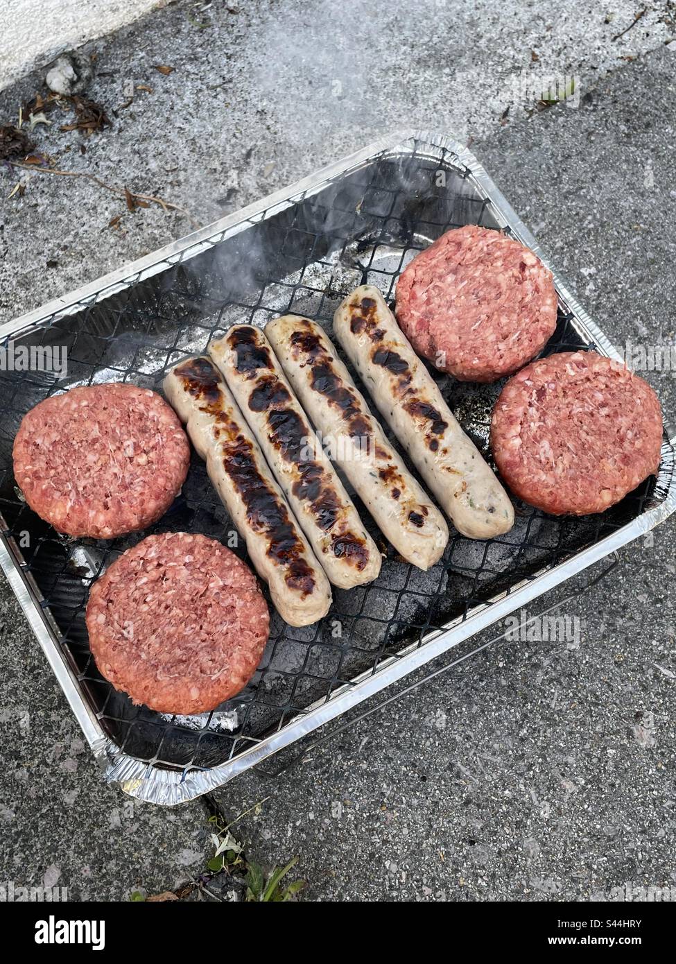 Einweg-grillwürste und Burger Stockfoto