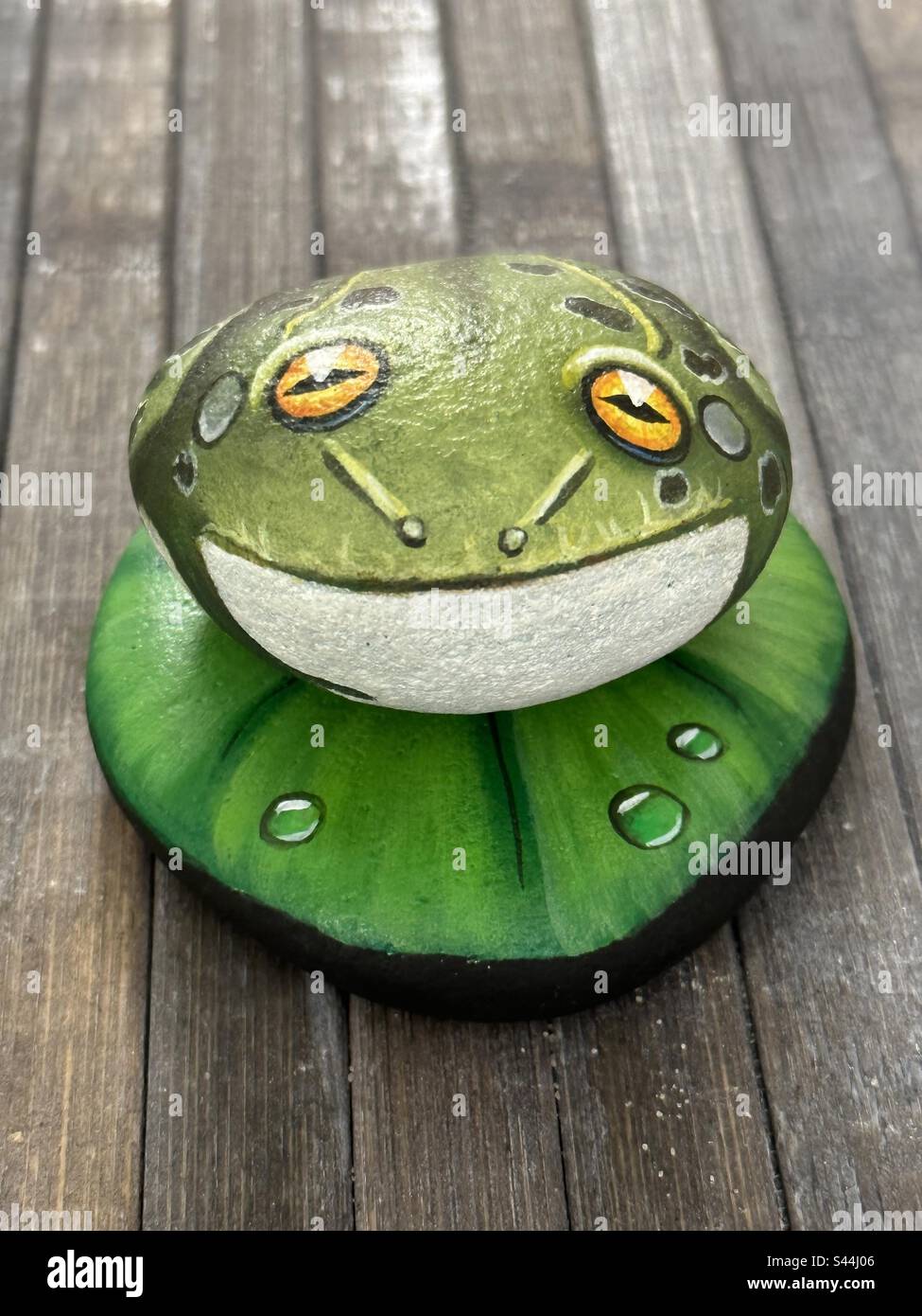 Kreativer handbemalter Steinfrosch Stockfoto