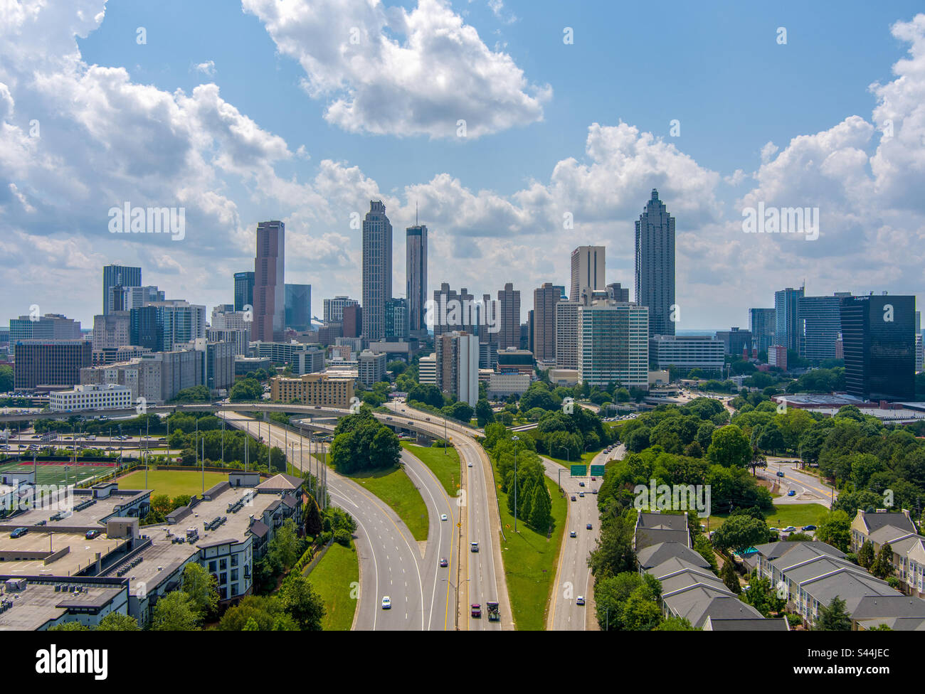 Die Skyline von Atlanta, Georgia, über der Jackson Street Bridge Stockfoto