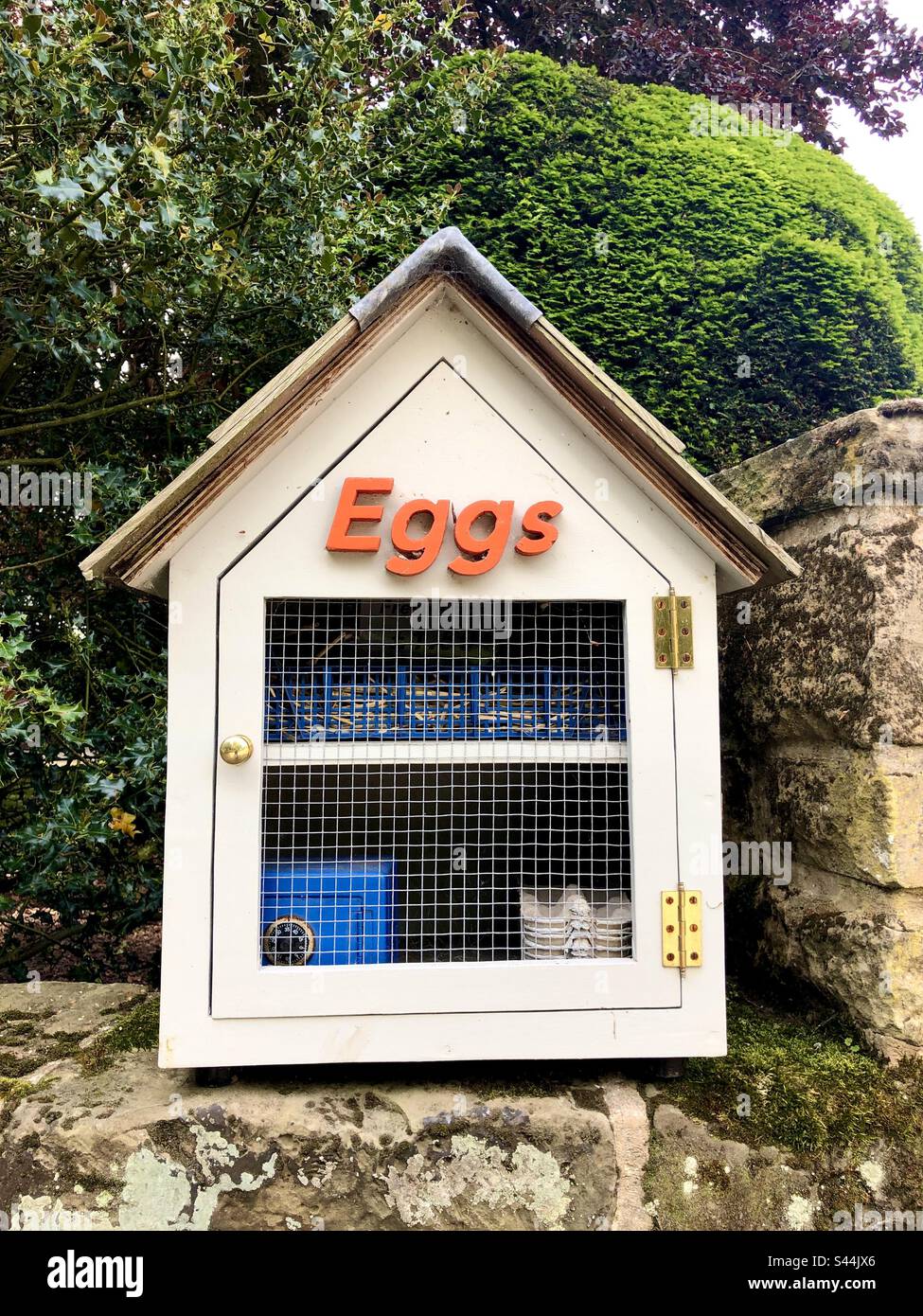 Eier aus Freilandhaltung zum Verkauf in einem Dorf im Vereinigten Königreich - Smartphone-aufgenommenes Stockfoto