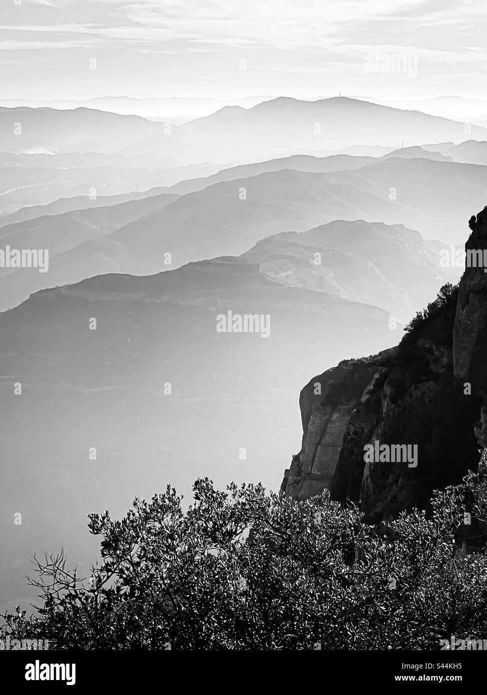 Schwarz-weiße Landschaft. Blick vom Montserrat, Katalonien. Stockfoto