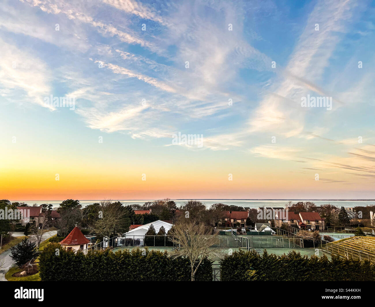 Sonnenuntergang im Ocean Edge Resort and Golf Club in Cape Cod, Massachusetts am 18. März 2023. - Smartphone-aufgenommenes Stockfoto