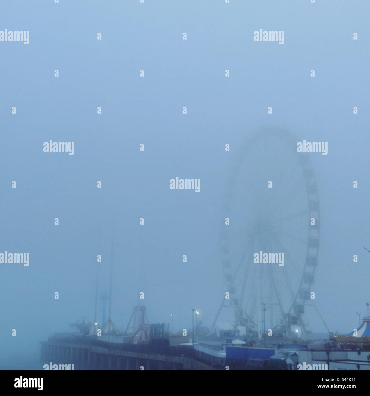 April 2023, Nebel umhüllt das Rad, Steel Pier, Atlantic City Boardwalk, Atlantic City, New Jersey, Vereinigte Staaten - Smartphone-aufgenommenes Stockfoto
